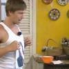 La Ferme C�l�brit�s en Afrique : Regardez Micka�l redevenir Provocator... et Surya p�ter les plombs !
