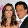 Elizabeth Hurley est plus épanouie que jamais, entourée de son époux... et de son ex, Hugh Grant !