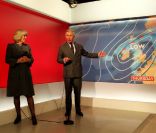 En visite dans les studios de la BBC Ecosse à Glasgow, qui fête ses 60 ans d\'existence, le prince Charles et Camilla Parker Bowles, connus comme duc et duchesse de Rothesay en Ecosse, se sont faits présentateurs météo, le 10 mai 2012 !