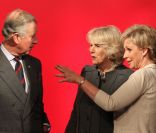 La présentatrice des news Sally Magnusson pouvait compter sur un <em>weatherman</em> de choc ! En visite dans les studios de la BBC Ecosse à Glasgow, qui fête ses 60 ans d\'existence, le prince Charles et Camilla Parker Bowles, connus comme duc et duc