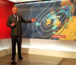 <p>Le prince Charles, un parfait <em>weatherman</em> !</p>
<p>En visite dans les studios de la BBC Ecosse à Glasgow, qui fête ses 60 ans d\'existence, le prince Charles et Camilla Parker Bowles, connus comme duc et duchesse de Rothesay en Ecosse, se s
