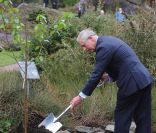 Le prince Charles au jardin botanique d\'Edimbourg le 8 mai 2012.