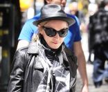 Madonna et sa tribu se rendent au centre de la Kabbale à New York, le 13 mai 2012.