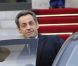 Dernier coup d'oeil aux photographes, c'est terminé : Nicolas Sarkozy quitte l'Elysée à Paris, le 15 mai 2012.