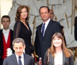 Nicolas Sarkozy et Carla Bruni quittent l\'Elysée sous le regard du nouveau couple présidentiel François Hollande et Valérie Trierweiler, à Paris, le 15 mai 2012.