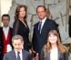 Nicolas Sarkozy et Carla Bruni quittent l'Elysée sous le regard du nouveau couple présidentiel François Hollande et Valérie Trierweiler, à Paris, le 15 mai 2012.