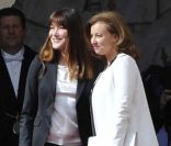 Carla Bruni-Sarkzoy accueille la nouvelle maîtresse des lieux, Valérie Trierweiler, sur le perron de l\'Elysée, à Paris, le 15 mai 2012.
