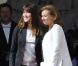 Carla Bruni-Sarkzoy accueille la nouvelle maîtresse des lieux, Valérie Trierweiler, sur le perron de l'Elysée, à Paris, le 15 mai 2012.