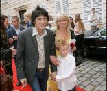 Ronnie Wood avec son ex-femme Jo en 2007. Le couple a divorcé en 2009 après 23 ans de mariage ; à ce moment-là, le rockeur sexagénaire était déjà depuis un an en couple avec la jeune Ekaterina Ivanova, âgée d\'une vingtaine d\'années à peine. Leur rela