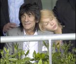 Ronnie Wood, divorcé de son épouse Jo en 2009, a été en couple avec la jeune Ekaterina Ivanova, âgée d\'une vingtaine d\'années à peine, de 2008 à décembre 2009.