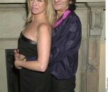 Ronnie Wood avec son ex-femme Jo en 2001. Le couple a divorcé en 2009 après 23 ans de mariage ; à ce moment-là, le rockeur sexagénaire était déjà depuis un an en couple avec la jeune Ekaterina Ivanova, âgée d\'une vingtaine d\'années à peine. Leur rela