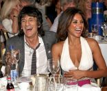 Ronnie Wood, depuis son divorce avec Jo, enchaîne les jeunes conquêtes : après Ekaterina Ivanova (2008-2009), le rockeur sexagénaire a été en couple avec le mannequin brésilien Ana Araujo de début 2010 à octobre 2011.