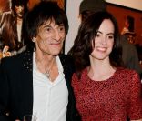 <p>Ronnie Wood et Sally Humphreys à New York en avril 2012.</p>
<p>Ronnie Wood, depuis son divorce avec Jo, enchaîne les jeunes conquêtes : après Ekaterina Ivanova (2008-2009), Ana Araujo (2010-2011) et Nicola Sargent (2011), il s\'affiche au printemp