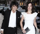 <p>Ronnie Wood et Sally Humphreys à Londres le 15 mai 2012.</p>
<p>Ronnie Wood, depuis son divorce avec Jo, enchaîne les jeunes conquêtes : après Ekaterina Ivanova (2008-2009), Ana Araujo (2010-2011) et Nicola Sargent (2011), il s\'affiche au printemps 2012 avec Sally Humphreys.</p>