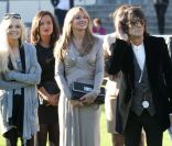 Ronnie Wood, depuis son divorce avec Jo, enchaîne les jeunes conquêtes : après Ekaterina Ivanova (2008-2009) et le mannequin brésilien Ana Araujo (début 2010-octobre 2011), le rockeur sexagénaire a été en couple avec Nicola Sargent (gilet gris), tout