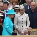 Elizabeth II et ses invités royaux conquis par le défilé militaire à Windsor