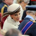 Elizabeth II et ses invités royaux conquis par le défilé militaire à Windsor