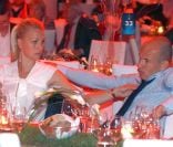  Bernadien Robben, l'épouse d'Arjen Robben, toute attristée devant la détresse de son mari, qui a notamment manqué un penalty crucial... 
 Au PostPalast de Münich, cela aurait dû être la fête après la finale de la Ligue des Champions, samedi 19 mai 2012. Mais ça a été la tête, suite à la défaite du Bayern face à Chelsea (1-1, 5-4), à l'Allianz Arena. 