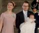 La princesse Estelle de Suède, fille de la princesse Victoria et du prince Daniel, a reçu le baptême le 22 mai 2012, à la veille de ses 3 mois, en la chapelle royale du palais Drottningholm, à Stockholm.