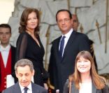 Nicolas Sarkozy et Carla Bruni quittent l\'Elysée sous le regard de François Hollande et Valérie Trierweiler après la passation de pouvoir, le 15 mai 2012.
