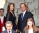 Nicolas Sarkozy et Carla Bruni quittent l'Elysée sous le regard de François Hollande et Valérie Trierweiler après la passation de pouvoir, le 15 mai 2012.