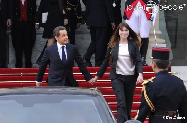 Nicolas Sarkozy et Carla Bruni quittent l'Elysée après la passation de pouvoir, le 15 mai 2012.