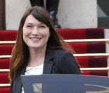 Carla Bruni quitte l\'Elysée après la passation de pouvoir, le 15 mai 2012.