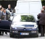 Nicolas Sarkozy et Carla Bruni quittent leur domicile du XVIe arrondissement, direction Marrakech, le 16 mai 2012.