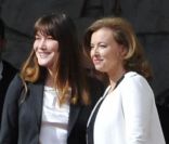 Carla Bruni accueille Valérie Trierweiler sur le perron l\'Elysée au moment de la passation de pouvoir, le 15 mai 2012.