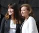 Carla Bruni accueille Valérie Trierweiler sur le perron l'Elysée au moment de la passation de pouvoir, le 15 mai 2012.