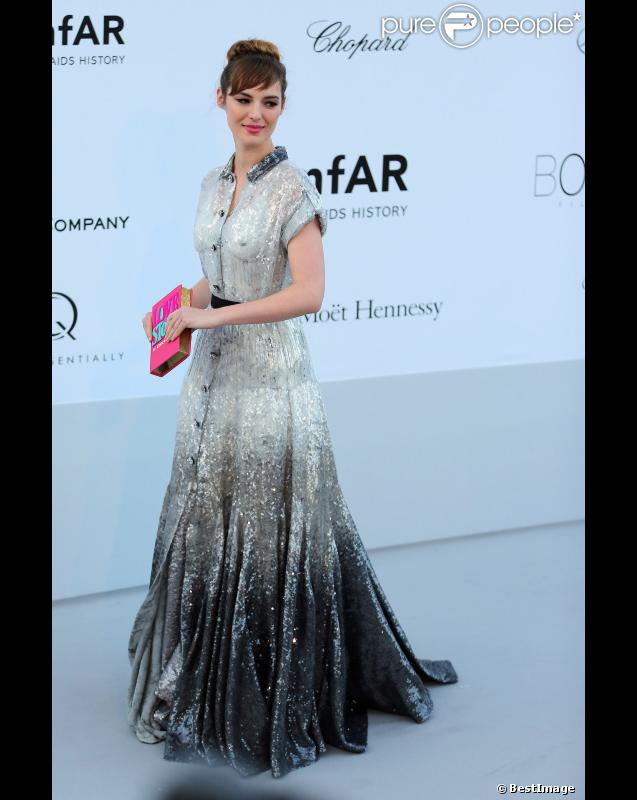 Louise Bourgoin en Louis Vuitton avec une minaudière Olympia Le-Tan à la soirée de l'amfAR, au Festival de Cannes le 24 mai 2012.