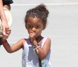 Lou, la fille d\'Heidi Klum, déjà une fashionista. A Los Angeles. Le 27 mai 2012.