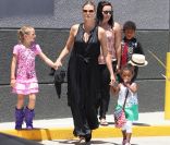 Heidi Klum, une maman aux petits soins pour ses enfants. A Los Angeles. Le 27 mai 2012.