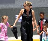 Heidi Klum se promène avec ses enfants dans le quartier de Westwood à Los Angeles. Le 27 mai 2012.