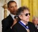 Barack Obama et ses héros : le président des Etats-Unis remettait dans l'après-midi du 29 mai 2012 la Médaille présidentielle de la liberté à des personnalités majeures, dont Bob Dylan, dans la salle Est de la Maison Blanche.