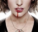 <em>Resident Evil : Retribution</em> avec Milla Jovovich : petit référence à la série <em>True Blood</em>.