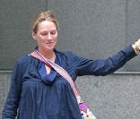 Uma Thurman enceinte dans les rues de New York, le 30 mai 2012.