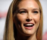 Bar Refaeli, sexy mais désespérée, se serait-elle éprise d'une tomate volante ?