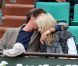 Vincent Cerutti fait des confidences à sa compagne lors du 6e jour du tournoi de Roland-garros, le vendredi 1er juin 2012.