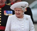 La reine d'Angleterre arrive aux abords de la Tamise pour la grande parade fluviale organisée à l'occasion du deuxième jour de son jubilé de diamant, le dimanche 3 juin 2012.