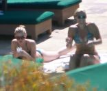 Scarlett Johansson et Busy Philipps : Lendemain de fête au bord de la piscine