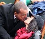 Jade Foret, enceinte, et Arnaud Lagardère, amoureux, assistent aux internationaux de France de Roland-Garros à Paris, le 4 juin 2012. Pendant le match, Arnaud Lagardère offre un tendre baiser à sa fiancée.