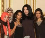 Yamina Benguigui, ministre déléguée aux Français de l'étranger et à la Francophonie, entourée des blogueuses engagées, des pays arabes, qu'elle a reçues dans son bureau lundi 4 juin 2012 à Paris