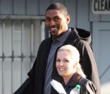 Jennie Garth épaule le géant Metta World Peace pour ses débuts de comédien