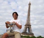 Rafael Nadal pose avec son trophée sur le pont de Bir-Hakeim après avoir décroché son septième titre sur la terre battue de Roland-Garros le 11 juin 2012