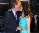 Kristin Davis et Aaron Sorkin s'embrassent lors de l'avant-première de la série  The Newsroom , à Los Angeles le 20 juin 2012.