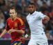 Yann M'Vila et Iniesta lors de la défaite de l'équipe de France face à l'Espagne en quart de finale de l'Euro 2012 à Donetsk le 23 juin 2012