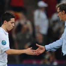 Laurent Blanc et Samir Nasri lors de la défaite de l'équipe de France face à l'Espagne en quart de finale de l'Euro 2012 à Donetsk le 23 juin 2012