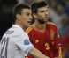 Laurent Koscielny et Gerard Piqué lors de la défaite de l'équipe de France face à l'Espagne en quart de finale de l'Euro 2012 à Donetsk le 23 juin 2012