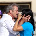 Mel Gibson offre un baiser à pleine bouche à une mystérieuse inconnue